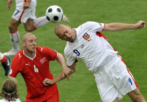 图文-[欧洲杯]瑞士VS捷克扬科勒上演头球轰炸